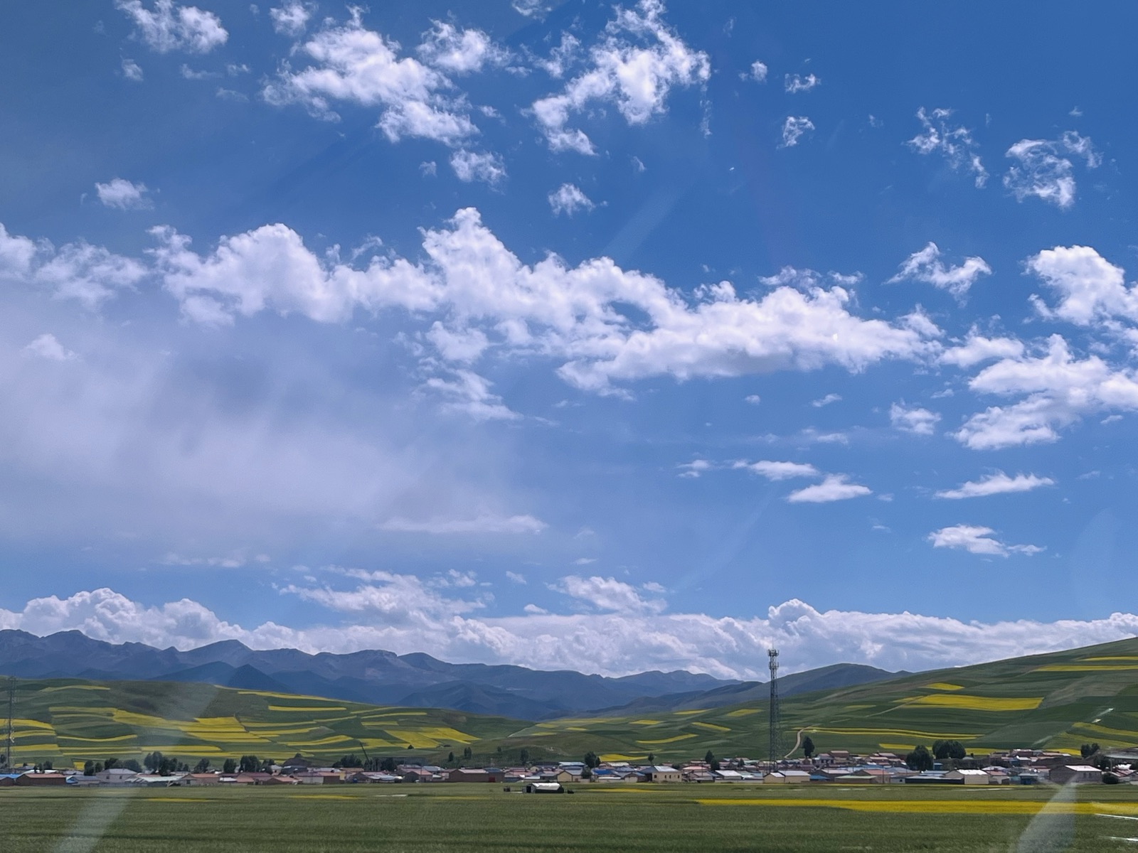 Blue sky and green grassland photographed by Linkai Li in western Sichuan