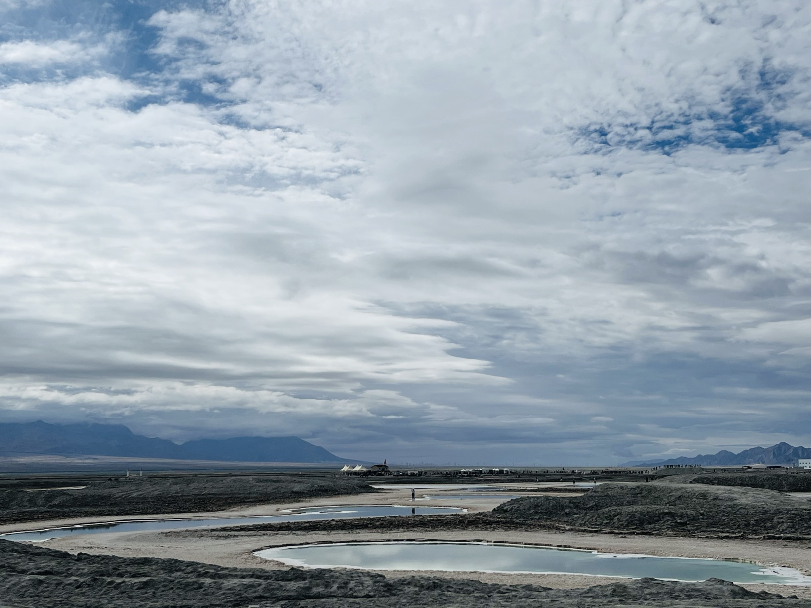 Water and sky photographed by Linkai Li in western Sichuan